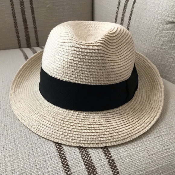 Aritzia Accessories - Aritzia hat by Talula, S/M